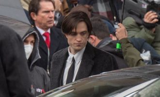 Robert Pattinson shfaqet në xhirimet e Batman, pas ndërprerjes për shkak të infektimit me Covid-19