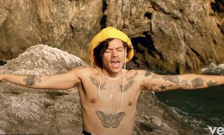 Harry Styles tregon koleksionin e tatuazheve në videoklipin e këngës së re