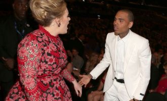 Adele feston me Chris Brown dhe miqtë e tij në një festë në shtëpinë e saj