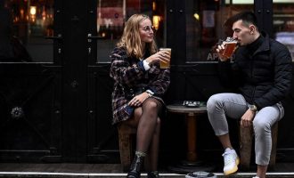 Parisi mbyll baret dhe rrit masat kundër Covid-19 për shkak të rritjes së numrit të të infektuarve