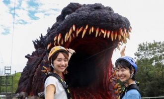 Parku argëtues japones shpalos skulpturën gjigande me përmasa reale të filmit “Godzilla”