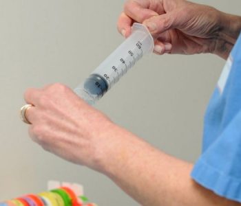 Hollanda miraton eutanazinë për fëmijët me sëmundje të pashërueshme nën 12 vjeç