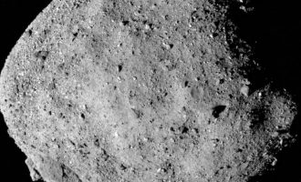NASA ka hapur një asteroid për të marrë një mostër dhe copëzat e tij po derdhen nëpër hapësirë