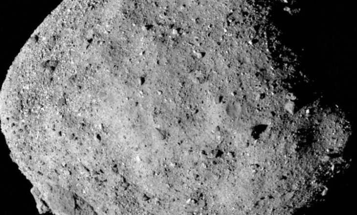 NASA ka hapur një asteroid për të marrë një mostër dhe copëzat e tij po derdhen nëpër hapësirë