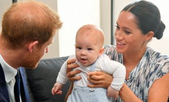 Harry sheh botën ndryshe që kur filloi ‘të ecte në këpucët’ e bashkëshortes