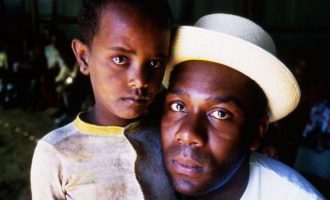 Organizata bamirëse Comic Relief do të ndalojë së dërguari të famshëm në Afrikë