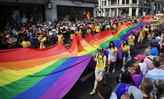 Drejtori i BBC thotë se stafi mund të marrë pjesë në Paradën e Krenarisë përkundër politikave të paanësisë