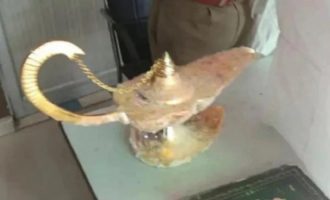 Mashtrojnë dhe e bindin mjekun të blejë ‘llambën e Aladinit’