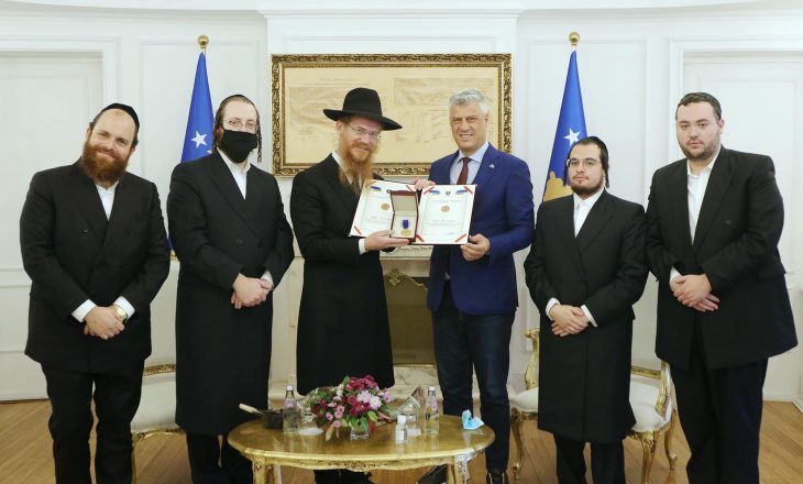 Thaçi dekoron rabinin e Shqipërisë me titullin “Ambasador i Nderit i Republikës së Kosovës”