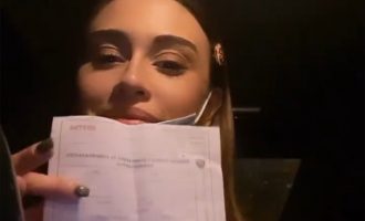 Moderatorja shqiptare gjobitet për maskë – më shqetësuese ishte sjellja e policëve