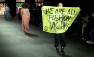 Sfilata e Dior ndërpritet nga një protestues me pankartën që shkruan “Ne të gjithë jemi viktima të modës”