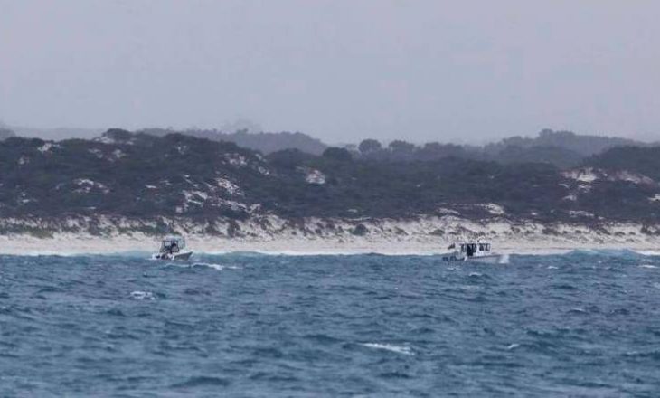 Pas sulmit nga peshkaqeni, zhduket një surfist në Australi