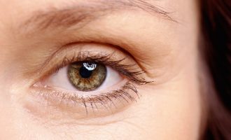 Studimi: Autopsitë e viktimave COVID-19 detektojnë virusin në bebet e syve