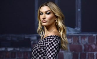 3 hapa të thjeshtë për veshjen e përsosur të vjeshtës inspiruar nga Hailey Bieber