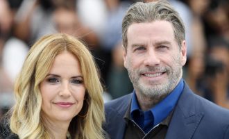 John Travolta i uron ditëlindjen bashkëshortes së ndjerë
