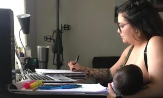 Profesori i kërkon studentes të mos i japë gji foshnjës gjatë mësimit online