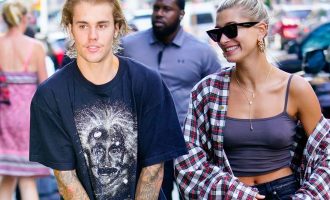 Doni një dedikim romantik për bashkëshortin tuaj? Modelja do ju frymëzojë