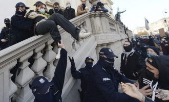 Gratë polake hyjnë në kisha për të protestuar kufizimet e abortit