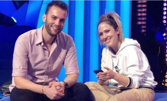 Arbana Osmani dhe partneri i saj mirëpresin në jetë foshnjën