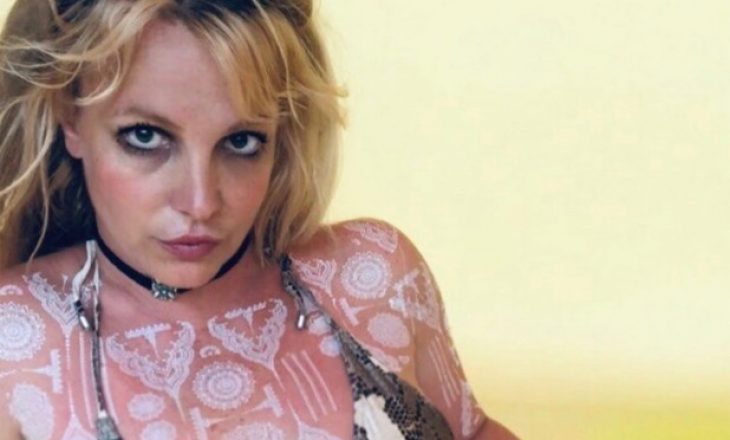 Make up artisti i Britney Spears thotë se ndaj këngëtares po luhet një skear si te “Handmaid’s Tale”