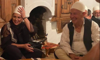 Vlora Dumoshi me plis mbi kokë e ulur në sofër për Darkën e Lamës