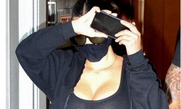 Kim Kardashian mbulon fytyrën pas vizitës te dermatologu duke nxitur thashëthemet për operacione plastike