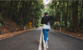 Shihni ëndërr se dikush ju ndjek – ç’do të thotë kjo?