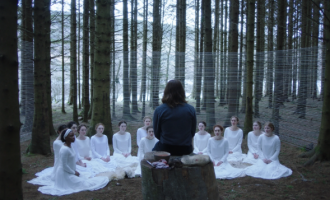 Nëse “Midsommar” ju ka pëlqyer, “The Other Lamb” është psiko-horrori i duhur për ju