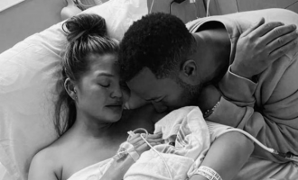 Chrissy Teigen kthehet në mediat sociale pas vdekjes tragjike të djalit