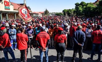 Tensionohet situata në Afrikën e Jugut, hapet plaga e racizmit