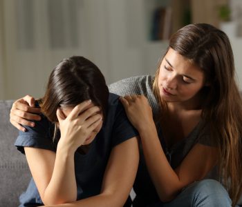 Si të ngushëlloni dikë që po kalon një ditë të keqe