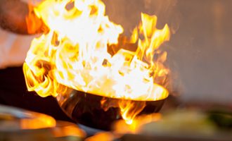 MOS hidhni ujë në një zjarr të yndyrës!