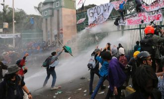 Protesta në Indonezi, arrestohen 400 persona