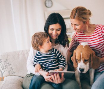 Prindërit e të njëjtit seks rrisin fëmijë më të lumtur, thotë studimi