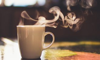 Koha më e mirë për të pirë një gotë kafe