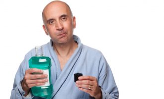 A është e rrezikshme gëlltitja e shpëlarësit të gojës?