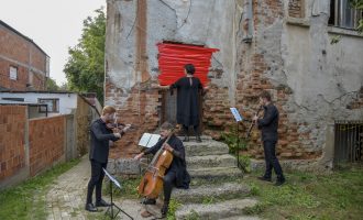 “But first, check the water” heq pluhurin e copëzave të memories kolektive të kryeqytetit