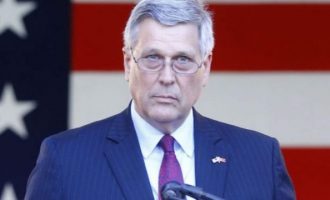 Kosnett: Stafi i Ambasadës Amerikane në rrezik nga qentë, Kosova sillet sikur s’ka virus