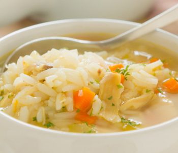 Supa me oriz dhe mish pule që mban larg gripin dhe sëmundjet virale