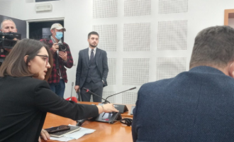 Deputetët Beqiri e Gjyshinca i drejtohen njëri – tjetrit me “pishpirik”