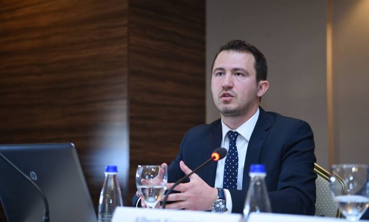 Krasniqi: Vjedhja e dy milionëshit për shkak të punësuarve me lidhje politike si dhe mungesës së denimeve