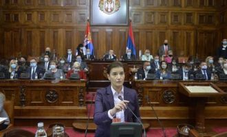 Shqiptarët në Parlamentin serb nuk do ta votojnë qeverinë e re – kritikohen nga e mandatuara Ana Brnabiq