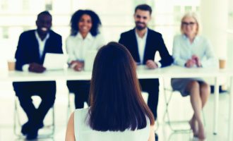 Si të përgjigjeni në pyetjet më të ndërlikuara në intervistat e punës?