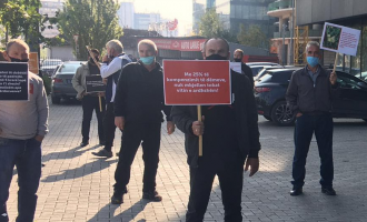 Bujqit protestojnë para ministrisë së Bujqësisë – kërkojnë të takohen me Mustafën