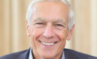 Wesley Clark viziton sot në Kosovë