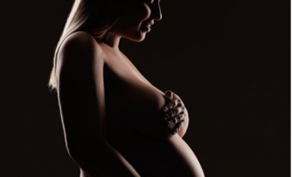 Blogerja shqiptare njofton se solli në jetë foshnjën e saj