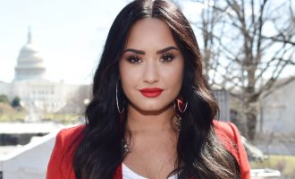 Këngëtarja po tejkalon ndarjen nga i fejuari duke biseduar me alienë