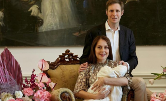 Elia Zaharia dhe Princ Leka pozojnë me princeshën e porsalindur