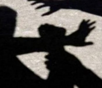 Meshkuj e femra përpleshen mes veti