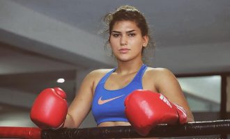 Donjeta Sadiku, boksierja kosovare kalon në finalen e “Ballkan”